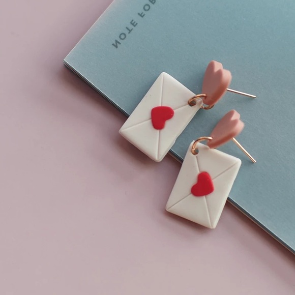 Beautiful Red Heart Earring - Picture 1 of 5